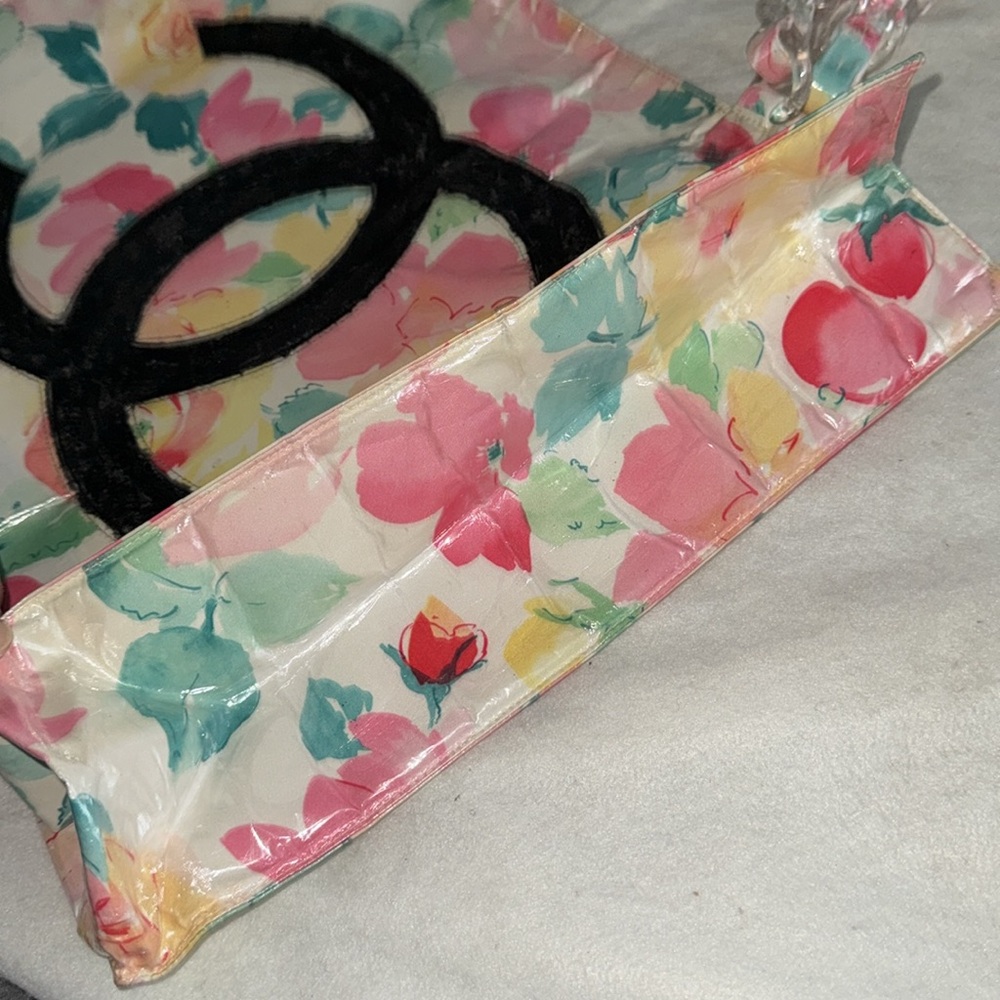 Preloved Chanel white floral vinyl tote bag has a clear plastic resin handles. - Picture 9 of 15